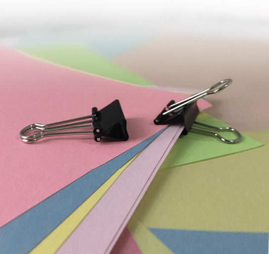 Amazon_Basics_Sturdy_Binder_Clips,_Office_Supplies,_Small_0.75_in,_Document_Organizing,_School_Supplies,_Black,_144_Count