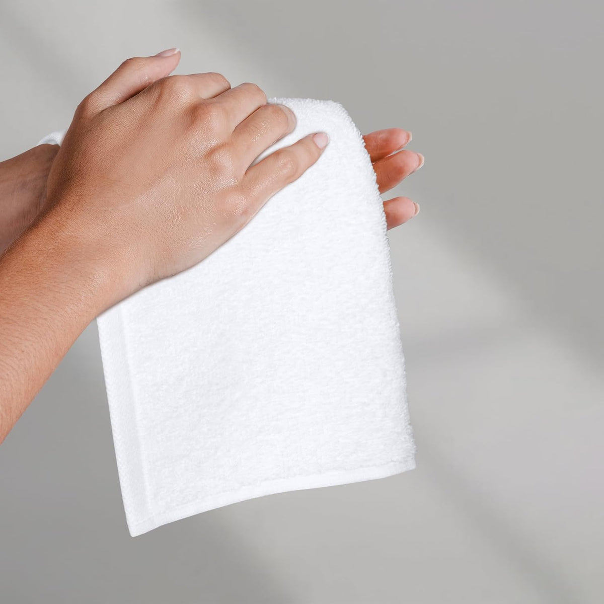 Amazon_Basics_Fast_Drying_Cotton_Washcloths_for_Bathroom,_Machine_Washable,_Soft_and_Highly_Absorbent,_12_x_12_in,_White,_24-Pack